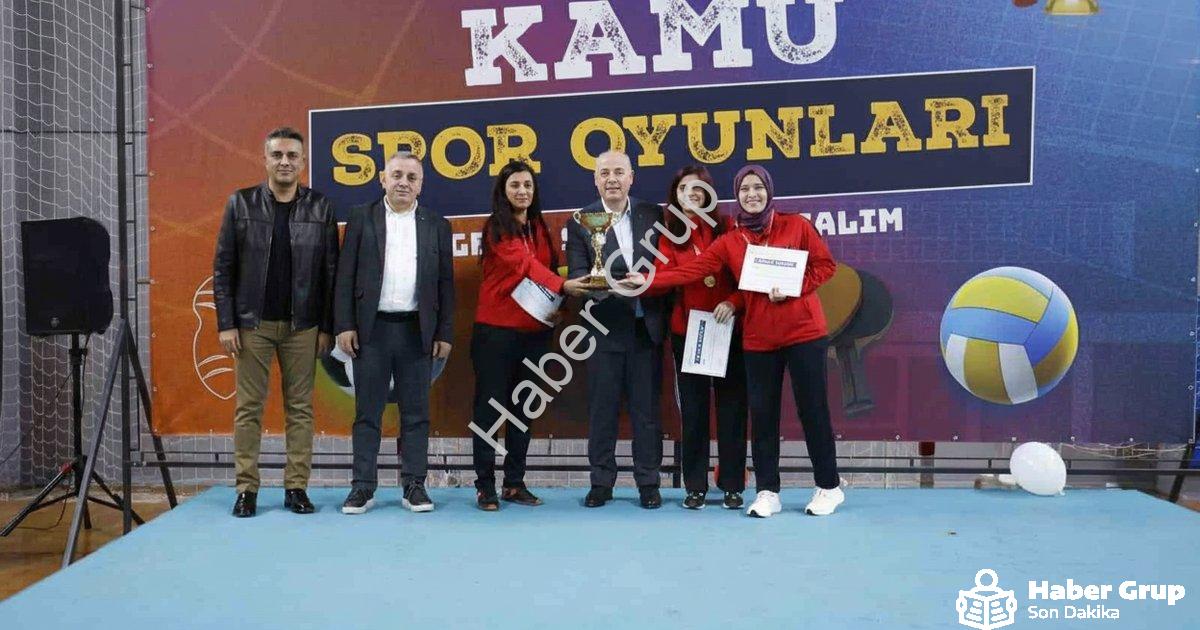 "Kamu Spor Oyunları’nda kupalar sahiplerini buldu" başlıklı haber için fotorealistik, profesyonel bi