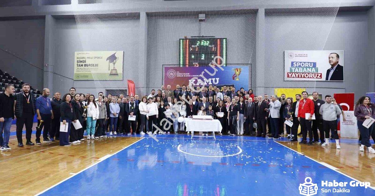 KAMU ÇALIŞANLARINI BULUŞTURAN KAMU SPOR OYUNLARI, VALİ RECEP YAZICIOĞLU SPOR SALONU’NDAKİ FİNAL MAÇLARIYLA TAMAMLANDI. TOPLAM 449 KAMU ÇALIŞANININ KATILDIĞI ORGANİZASYONDA DÖRT AYRI BRANŞTA ŞAMPİYON OLAN TAKIMLAR KUPALARINI DENİZLİ VALİSİ ÖMER FARUK COŞKUN’UN ELİNDEN ALDI.