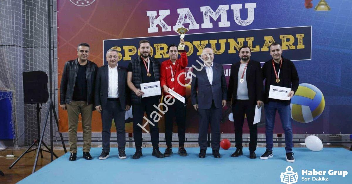 KAMU ÇALIŞANLARINI BULUŞTURAN KAMU SPOR OYUNLARI, VALİ RECEP YAZICIOĞLU SPOR SALONU’NDAKİ FİNAL MAÇLARIYLA TAMAMLANDI. TOPLAM 449 KAMU ÇALIŞANININ KATILDIĞI ORGANİZASYONDA DÖRT AYRI BRANŞTA ŞAMPİYON OLAN TAKIMLAR KUPALARINI DENİZLİ VALİSİ ÖMER FARUK COŞKUN’UN ELİNDEN ALDI.