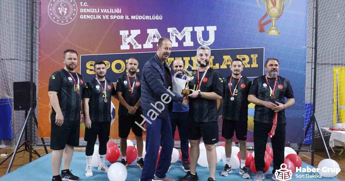 KAMU ÇALIŞANLARINI BULUŞTURAN KAMU SPOR OYUNLARI, VALİ RECEP YAZICIOĞLU SPOR SALONU’NDAKİ FİNAL MAÇLARIYLA TAMAMLANDI. TOPLAM 449 KAMU ÇALIŞANININ KATILDIĞI ORGANİZASYONDA DÖRT AYRI BRANŞTA ŞAMPİYON OLAN TAKIMLAR KUPALARINI DENİZLİ VALİSİ ÖMER FARUK COŞKUN’UN ELİNDEN ALDI.