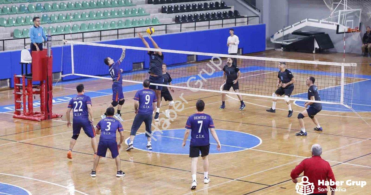 KAMU ÇALIŞANLARINI BULUŞTURAN KAMU SPOR OYUNLARI, VALİ RECEP YAZICIOĞLU SPOR SALONU’NDAKİ FİNAL MAÇLARIYLA TAMAMLANDI. TOPLAM 449 KAMU ÇALIŞANININ KATILDIĞI ORGANİZASYONDA DÖRT AYRI BRANŞTA ŞAMPİYON OLAN TAKIMLAR KUPALARINI DENİZLİ VALİSİ ÖMER FARUK COŞKUN’UN ELİNDEN ALDI.