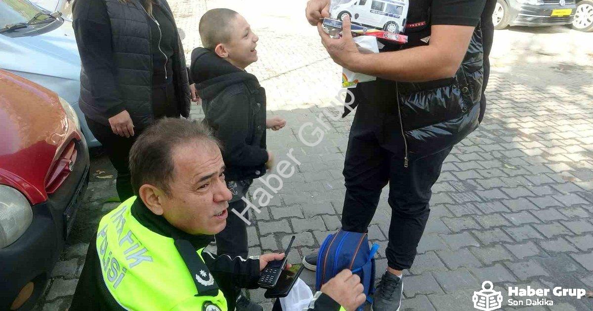 "Muğla'da Yürek Isıtan Görüntü: Trafik Şube Müdürü'nden Anlamlı Jest" başlıklı haber için fotorealis