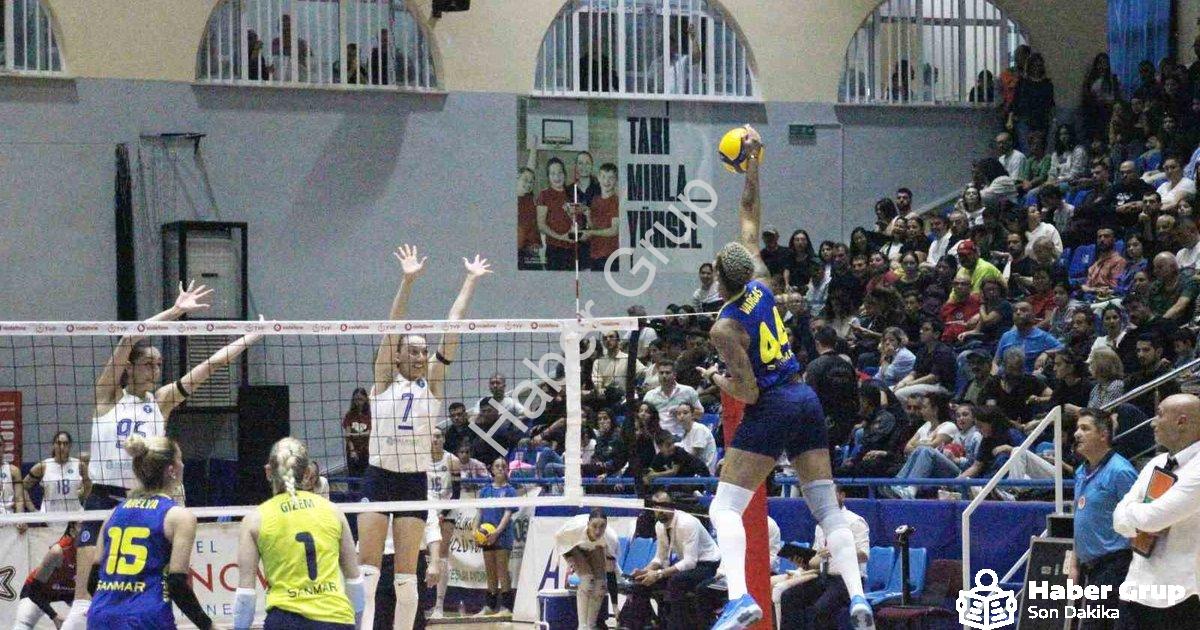 "Sultanlar Ligi'nde Nefes Kesen Maç: Fenerbahçe Aydın'ı Devirdi" başlıklı haber için fotorealistik,