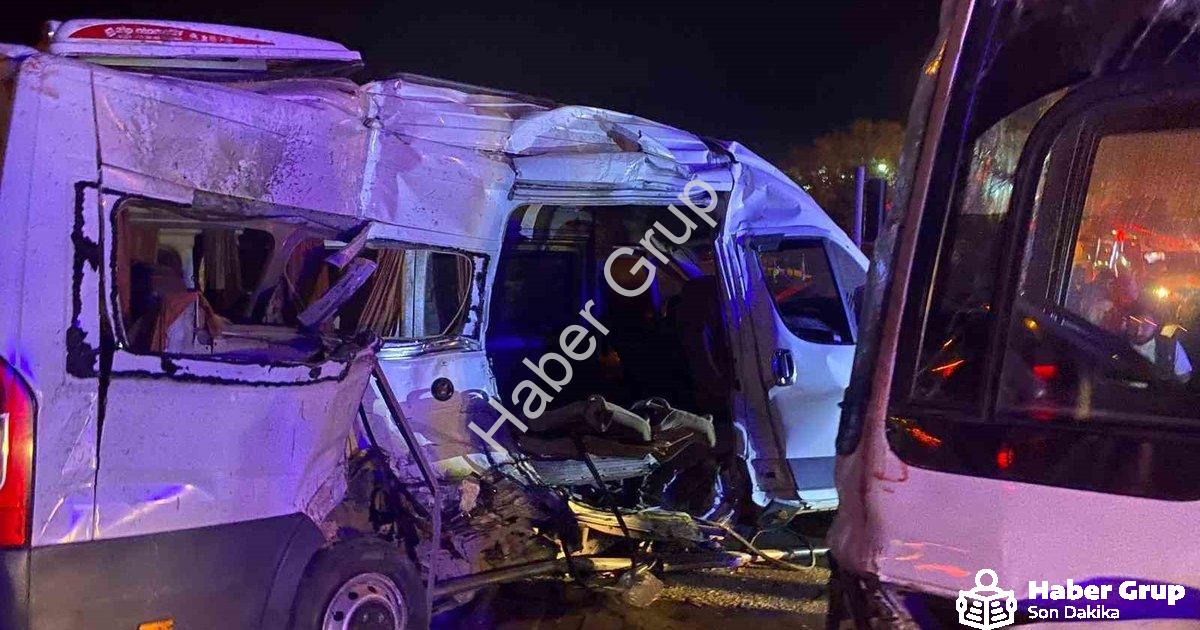 "İzmir Kemalpaşa'da Servisler Çarpıştı: Ortalık Savaş Alanına Döndü" başlıklı haber için fotorealist