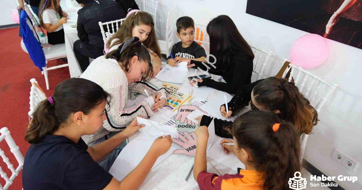 "Didimli Çocuklar Kalemlerine Sarıldı: Başkan Gençay'a Mektup Var" başlıklı haber için fotorealistik