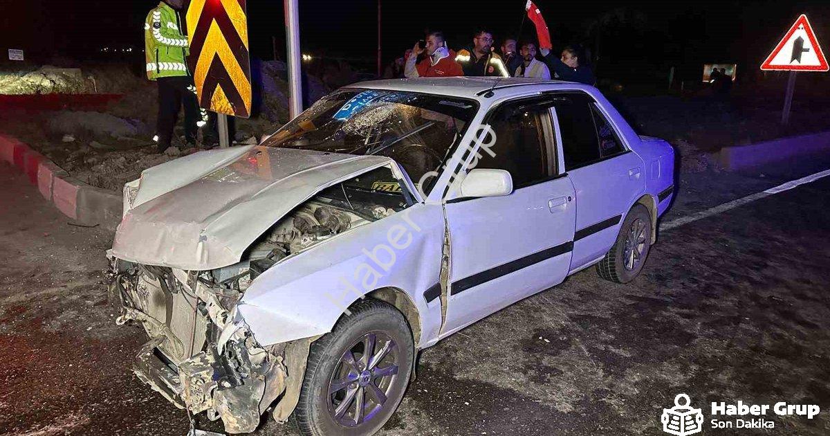 "Uşak'ta Kavşak Dehşeti: İki Araç Çarpıştı, 1'i Bebek 10 Yaralı" başlıklı haber için fotorealistik,