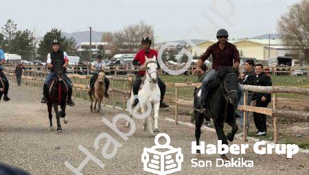 Tavşanlı’da Rahvan Atları Rüzgarı: Nefes Kesen Yarışlar Göz Doldurdu