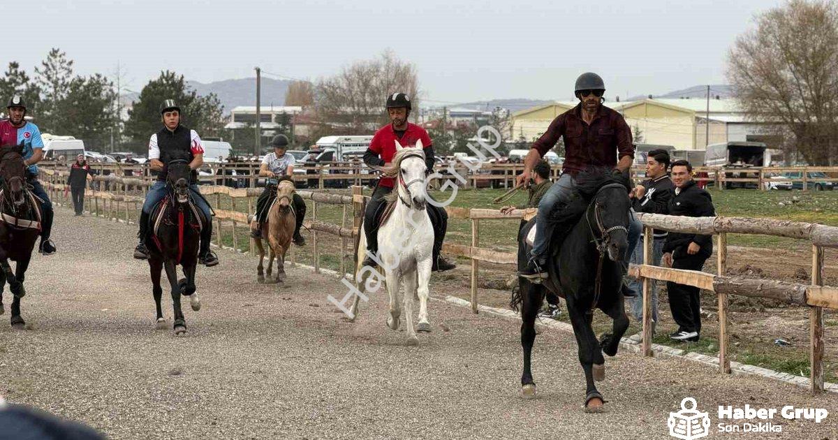 "Tavşanlı'da Rahvan Atları Rüzgarı: Nefes Kesen Yarışlar Göz Doldurdu" başlıklı haber için fotoreali