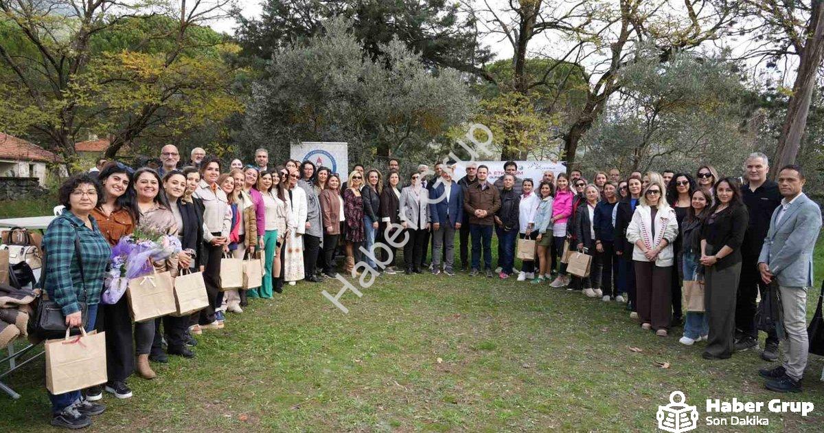 "Muğla'da Öğretmenler Geleneksel Etkinliklerle Stres Attı" başlıklı haber için fotorealistik, profes