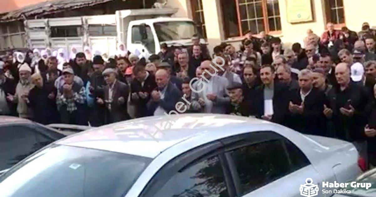 "Hisarcık'ta Kutsal Yolculuk: 24 Kişi Dualarla Umre'ye Gitti" başlıklı haber için fotorealistik, pro