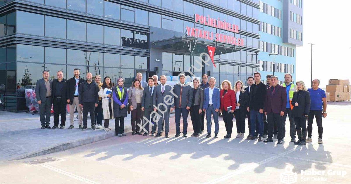 "Aydın Şehir Hastanesi Açılışa Gün Sayıyor: Sağlıkta Devrim" başlıklı haber için fotorealistik, prof