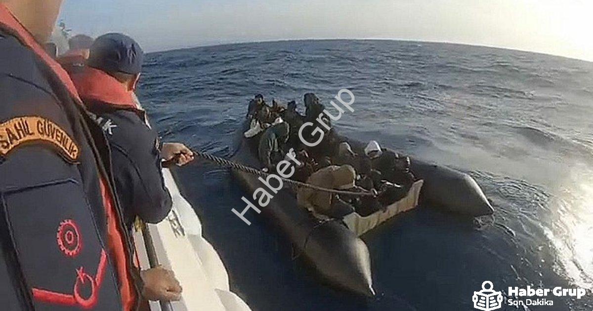 "İzmir Sularında Gerilim: 18 Göçmen Yakalandı, 25'i Kurtarıldı" başlıklı haber için fotorealistik, p