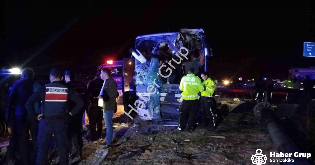 "Denizli'de Feci Kaza: Otobüsle Minibüs Çarpıştı, Ortalık Savaş Alanına Döndü" başlıklı haber için f