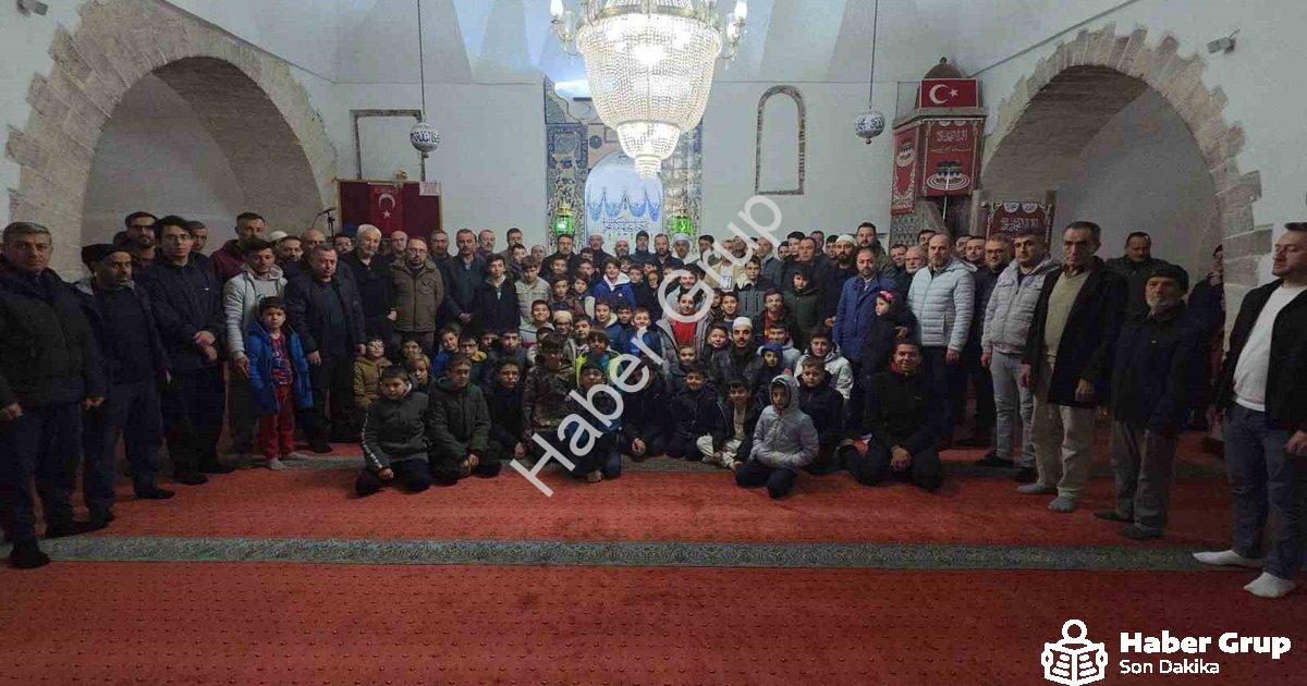 "Kütahya'da Gençler Seccadede Buluştu: Vali Işın'dan Önemli Mesajlar" başlıklı haber için fotorealis