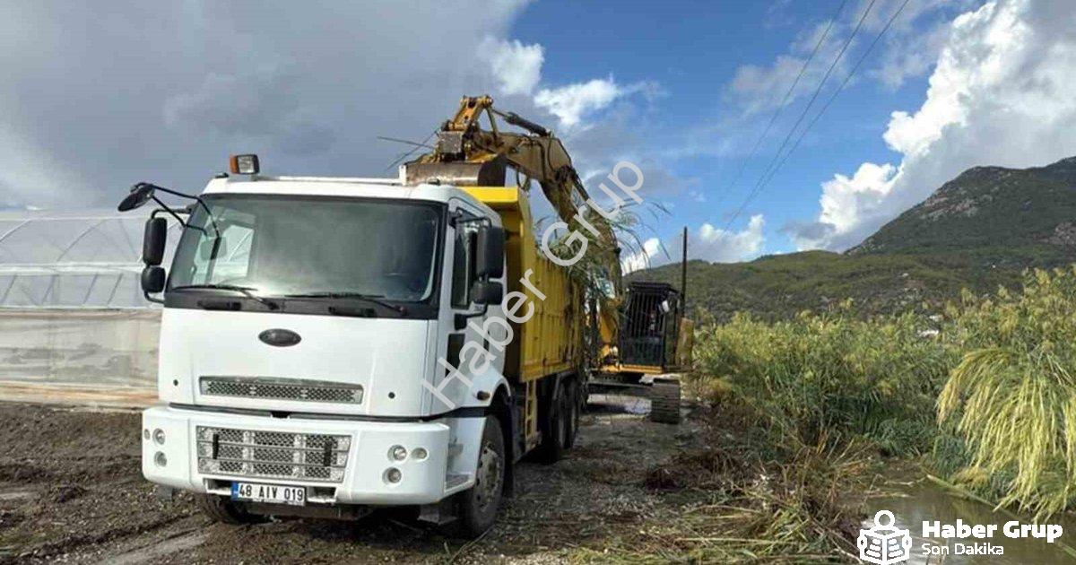 "Muğla'da Kış Öncesi Sel Önlemi: 77 Kilometrelik Dere Temizlendi" başlıklı haber için fotorealistik,