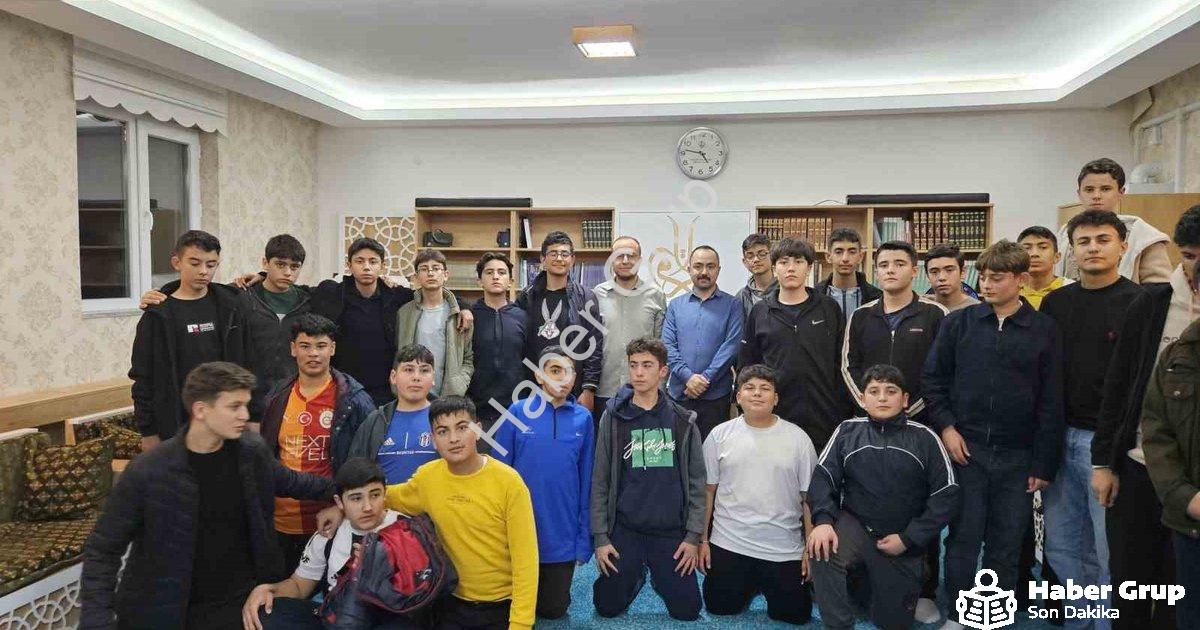 "Emirdağ'da Gençler Maneviyat ve Eğlenceyle Dolu Bir Gün Geçirdi" başlıklı haber için fotorealistik,