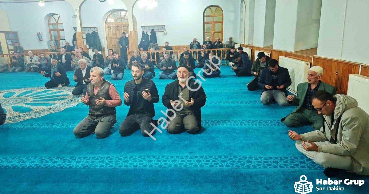 "Hisarcık'ta Anlamlı Tören: Şehit Öğretmenler Dualarla Anıldı" başlıklı haber için fotorealistik, pr