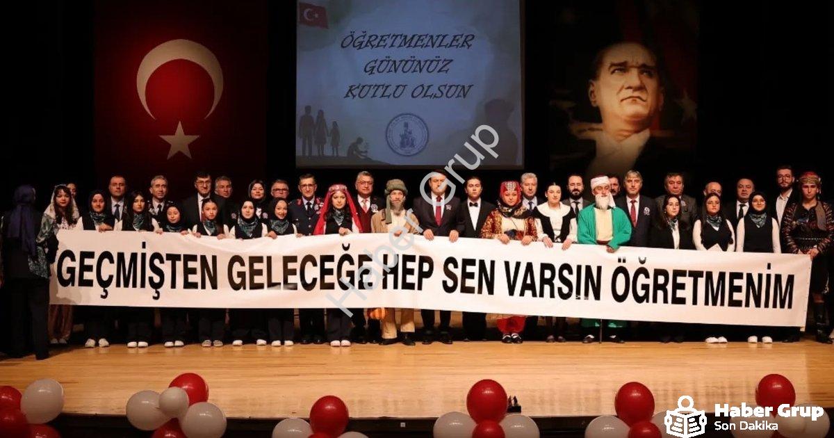 "Kütahya'da Öğretmenler Günü Büyük Bir Coşkuyla Kutlandı" başlıklı haber için fotorealistik, profesy