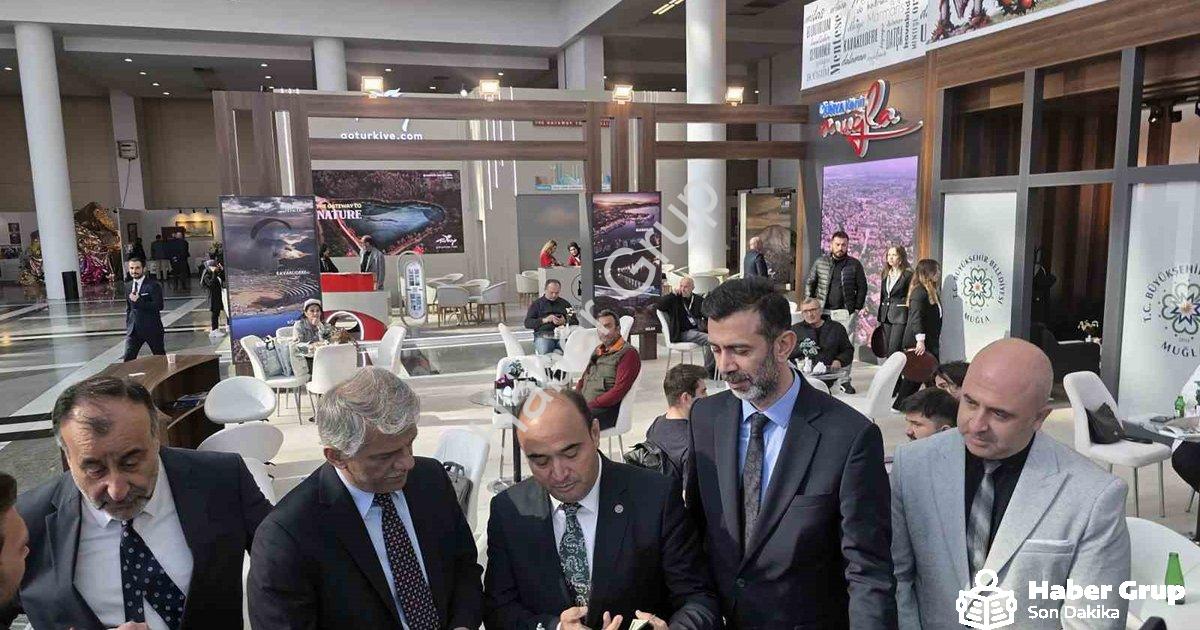 "Muğla Travelexpo Turizm Fuarı'nda Büyük İlgi Gördü" başlıklı haber için fotorealistik, profesyonel