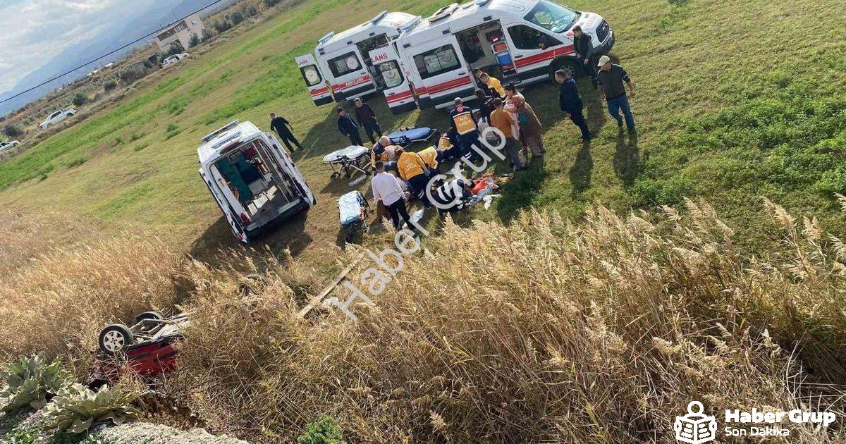 "Manisa'da Araç Tarlaya Uçtu: 5 Kişi Yaralandı" başlıklı haber için fotorealistik, profesyonel bir h