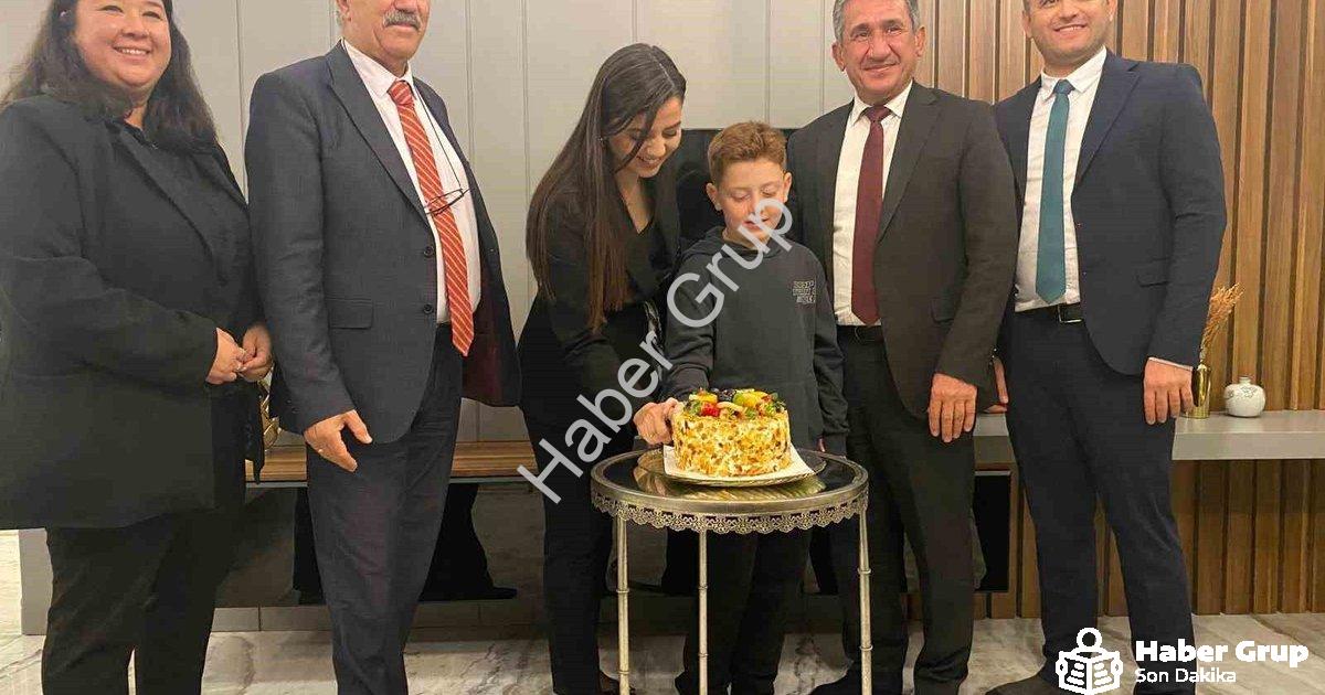 "Menteşe'de Öğretmenlere Özel Çifte Kutlama Sürprizi" başlıklı haber için fotorealistik, profesyonel