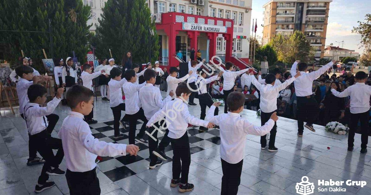 "Nazilli’de Öğretmenler Günü’ne Zeybekli ve Müzikli Kutlama" başlıklı haber için fotorealistik, prof