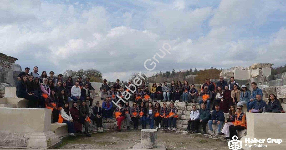 "AFAD gönüllüleri Stratonikeia’da tarihle buluştu" başlıklı haber için fotorealistik, profesyonel bi