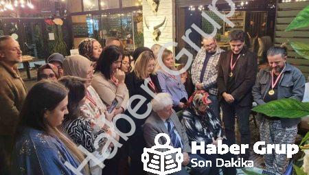 Emekli öğretmene eski öğrencilerinden duygu yüklü sürpriz