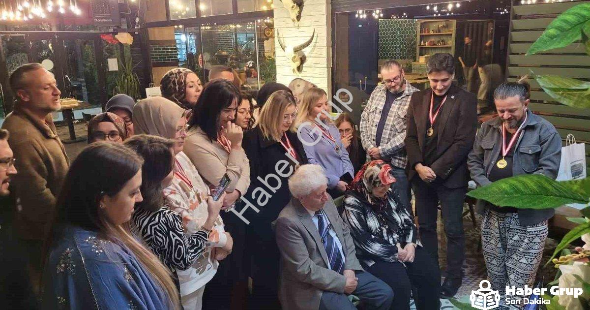 "Emekli öğretmene eski öğrencilerinden duygu yüklü sürpriz" başlıklı haber için fotorealistik, profe