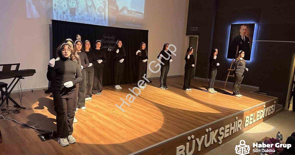 "Sarıgöl’de 24 Kasım Öğretmenler Günü’nde duygulu anlar" başlıklı haber için fotorealistik, profesyo