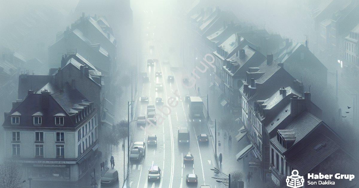"Tavşanlı'da Yoğun Sis Hayatı Felç Etti: Görüş 50 Metreye Düştü" başlıklı haber için fotorealistik,