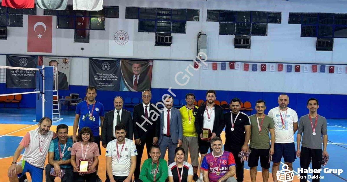 "Denizli'de Öğretmenler Günü Heyecanı: Dostluk Kazandı" başlıklı haber için fotorealistik, profesyon