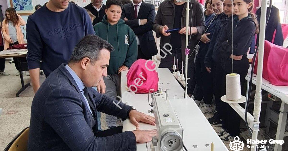 "Sarıgöl Kaymakamı Halil Dalak Öğrencilerle Üretime Katıldı" başlıklı haber için fotorealistik, prof