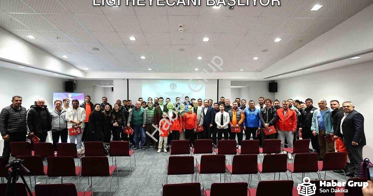 "Denizli'de Levend Sarıoğlu U-10 Futbol Ligi Heyecanı Başlıyor" başlıklı haber için fotorealistik, p