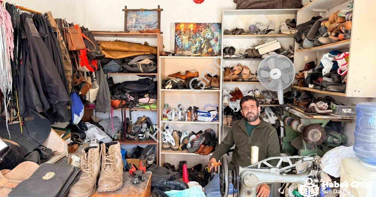 "Datça'nın Tek Ayakkabı Ustası: Rıdvan Arslan'ın 26 Yıllık Hikayesi" başlıklı haber için fotorealist
